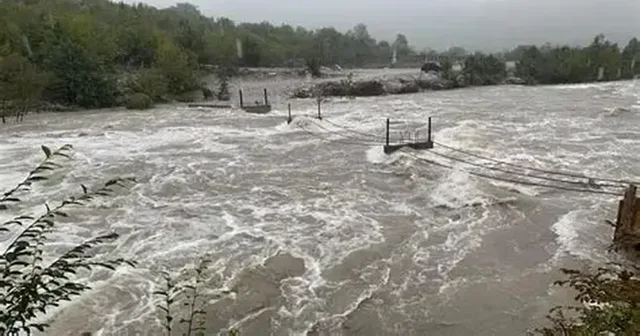Reshjet përmbytin Vaun e Dejës, rrezik për banesat pranë përroit të Glinës