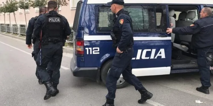 Kokainë, armë dhe makina luksoze/ 45-vjeçari kapet nga Antidroga e Tiranës (EMRI)