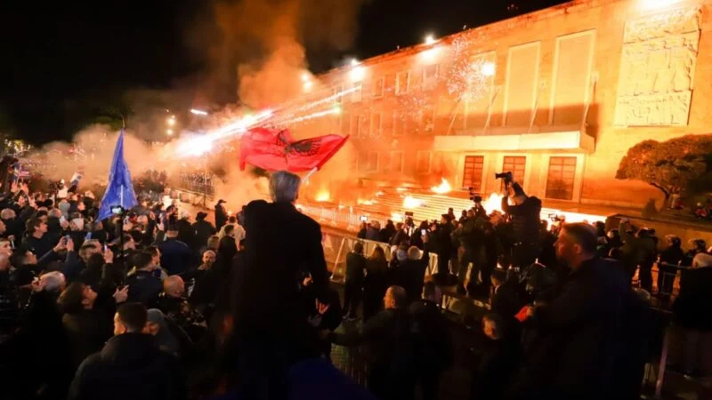 Protesta e PD-së: 5 policë të plagosur nga molotovët, protestuesit lëndohen nga gazi lotsjellës