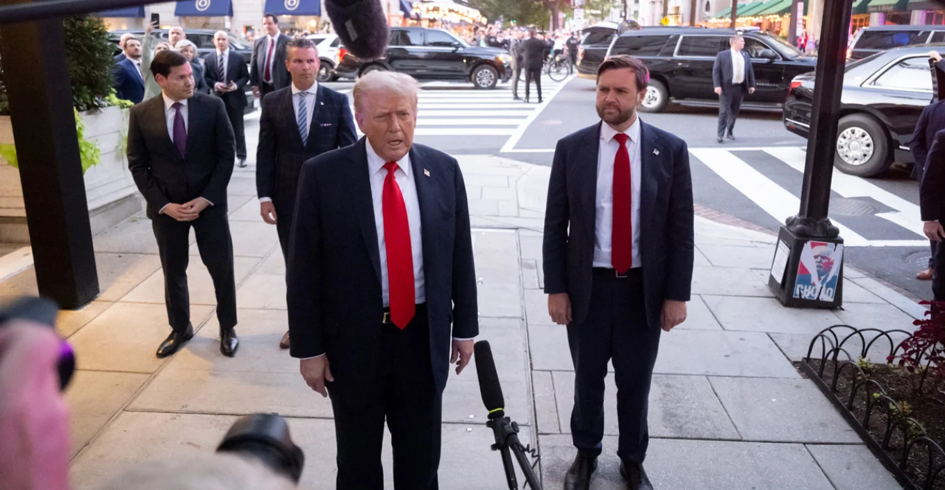 E pazakontë/ Trump iu bën dhuratë J. D. Vance dhe Rubios këpucë, i blen disa numra më të mëdha