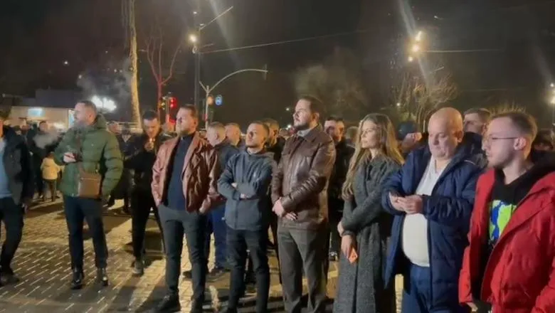 Ervin Salianji pjesë e protestës së PD-së, shoqërohet nga Ilir Vrenozi