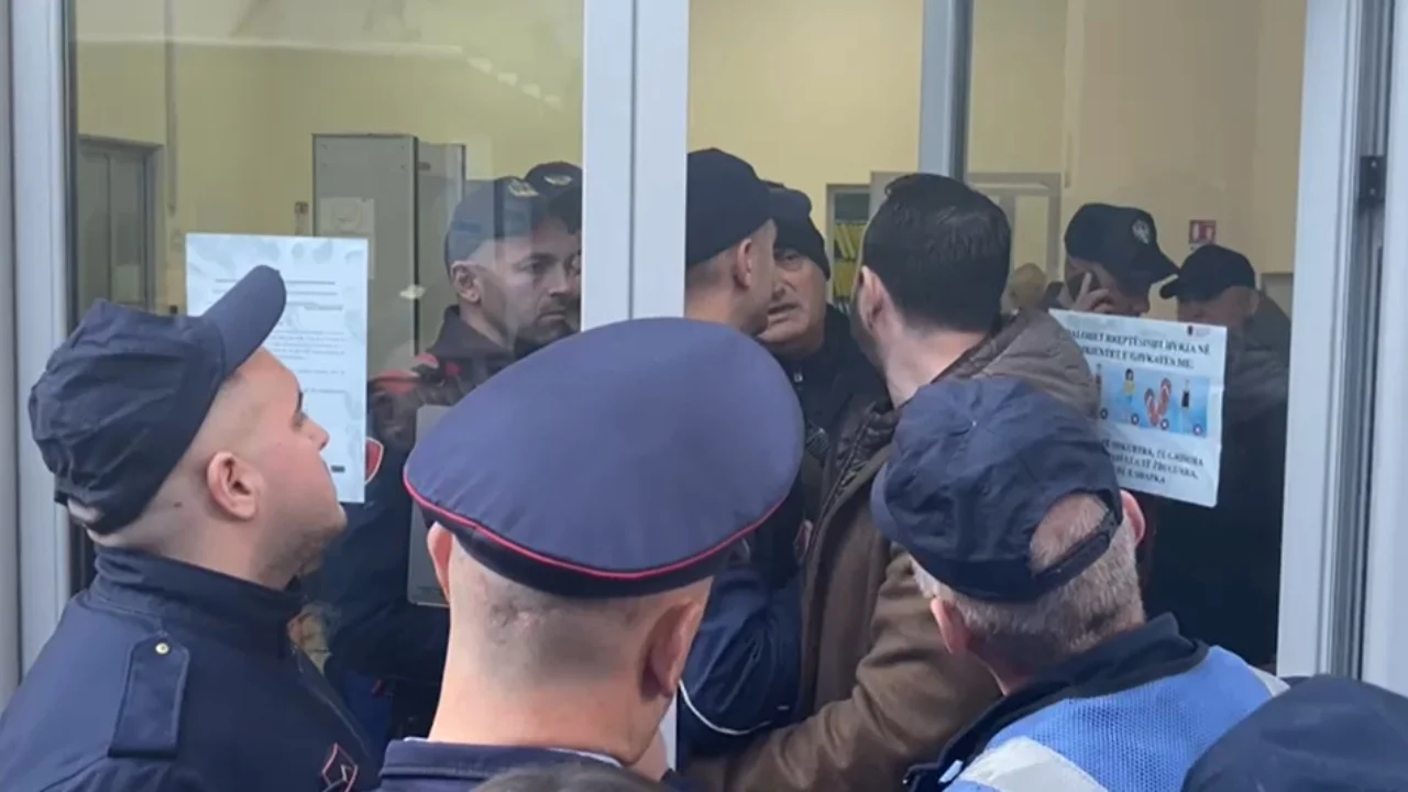 19 protestuesit e opozitës lihen në detyrim paraqitje, tensione në gjykatë