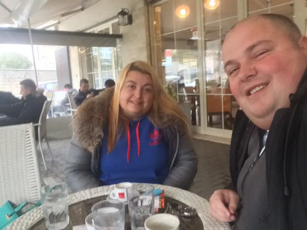 Genardi publikoi Sonidën gjysmë zhveshur, Ministria e Shëndetësisë: Vëlla e motër shtrohen në Psikiatri