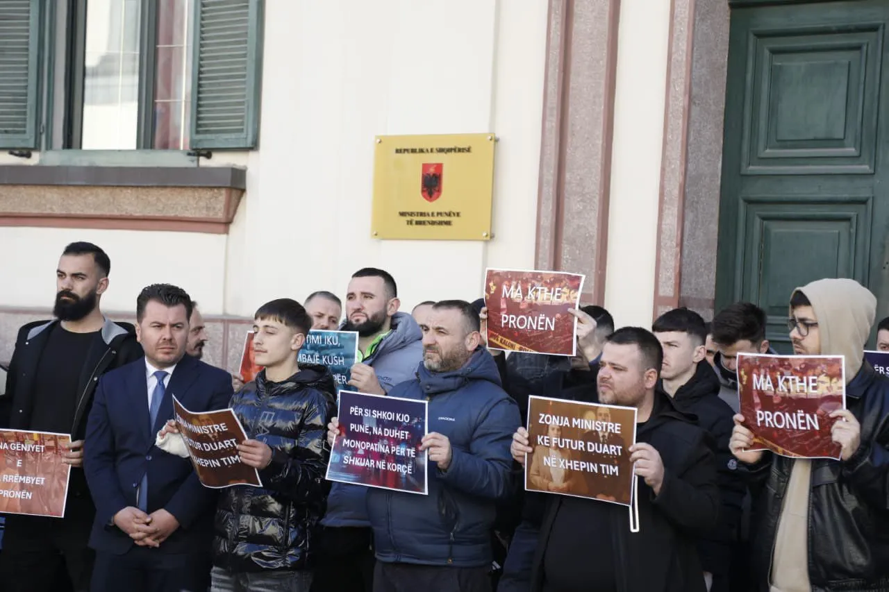 Gjysma e Shqipërisë e paaksesueshme, qytetarët dalin në protestë për…monopatinat