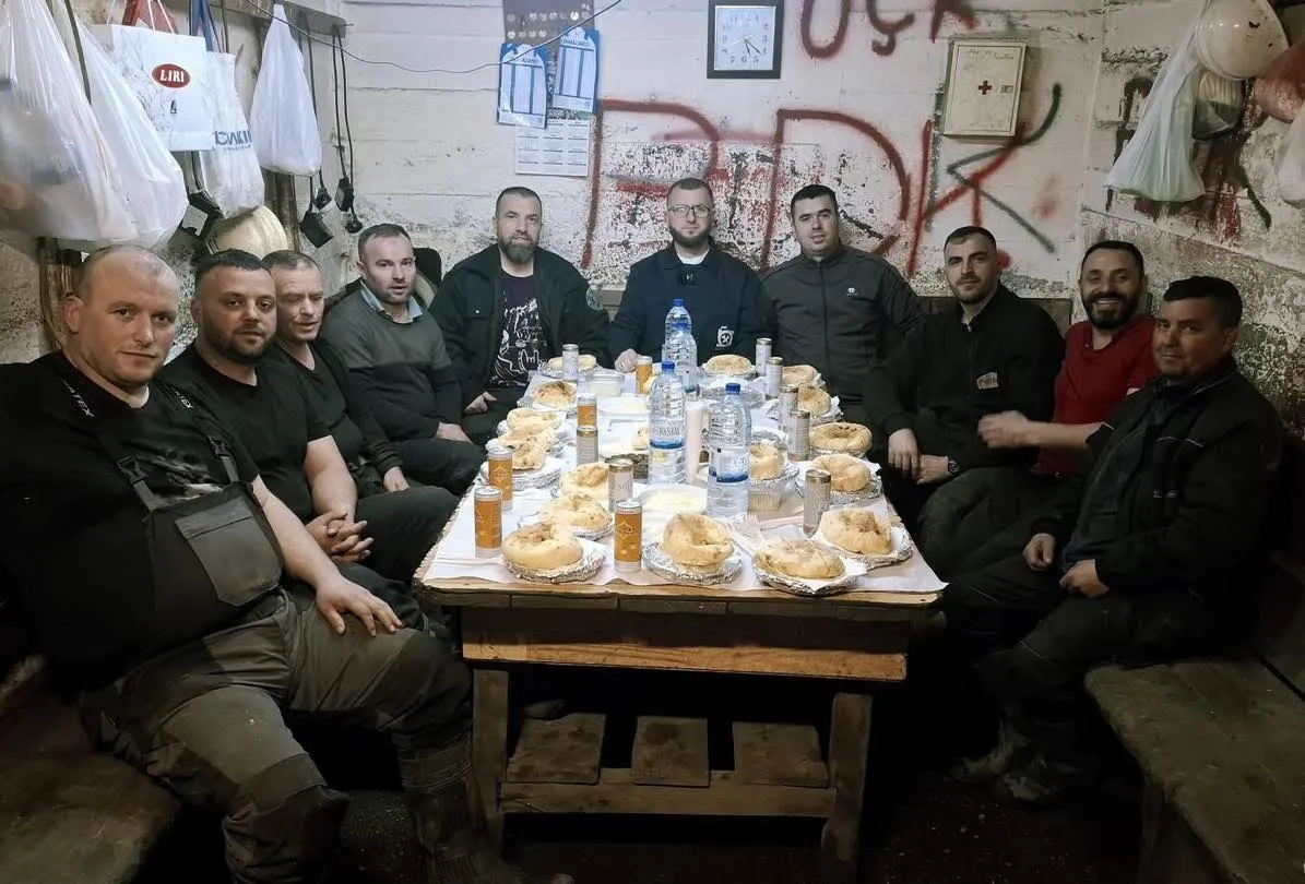 Minatorët e Trepçës shtrojnë iftar 800 metra nën tokë