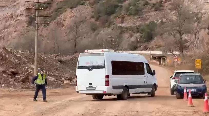 Të izoluar prej ditësh, banorët përplasen me policinë për kalimin e urës në aksin Librazhd-Pogradec