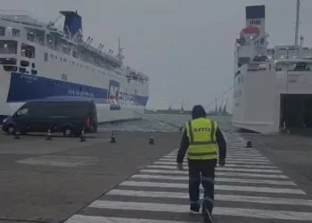 Moti i keq/ Shtyhet nisja e trageteve në Portin e Durrësit
