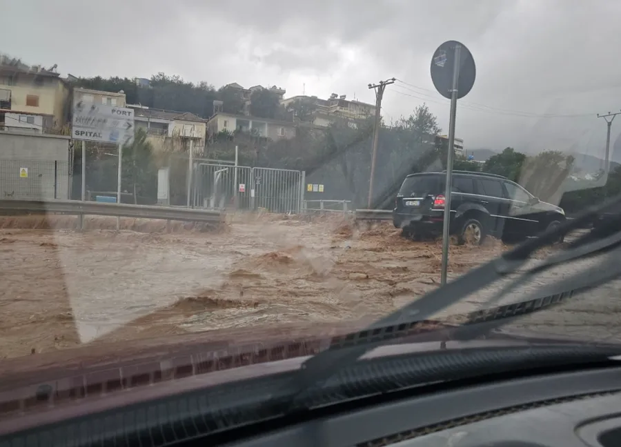 Moti i keq, përmbytet një pjesë e shëtitores në Himarë