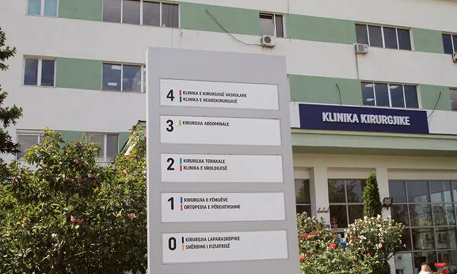 VIDEO/ Sherr në spital, grushte e shkelma mes mjekëve