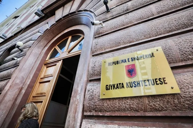 Kushtetuesja i jep të drejtë pjesërisht gjyqtarëve, Kuvendi detyrohet të rishikojë pagat