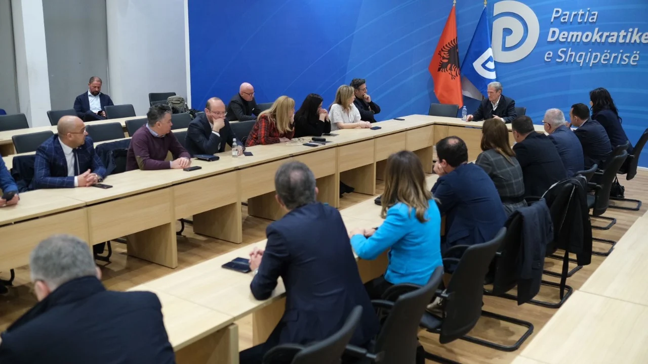 Debat në grupin demokrat për komisionet, disa deputetë kundër bojkotit