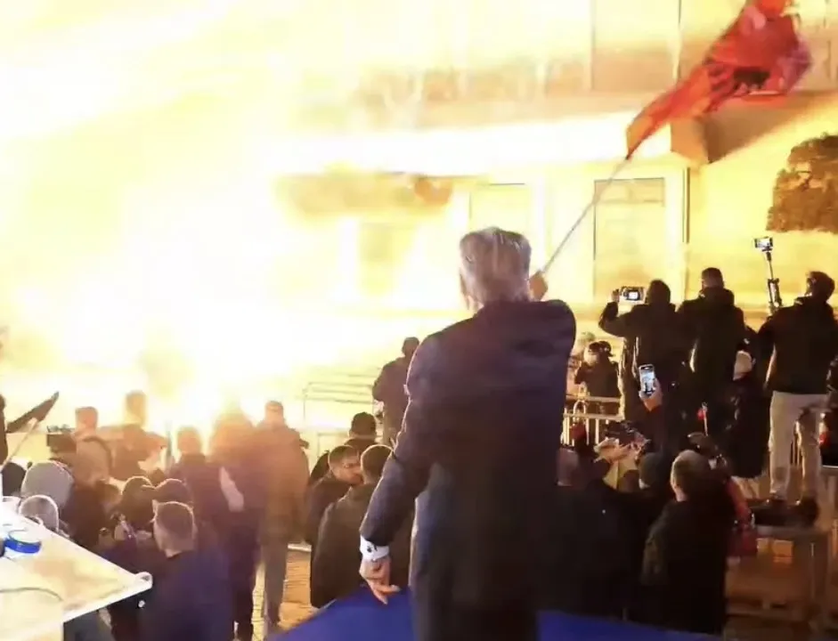 Flakë në Kryeministri/ Protestuesit sulmojnë me molotovë