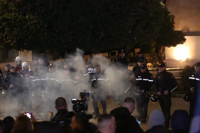 Molotovë e benzinë drejt kryeministrisë dhe parlamentit, 21 protestues të arrestuar! Procedohen disa zyrtarë të PD (Emrat)