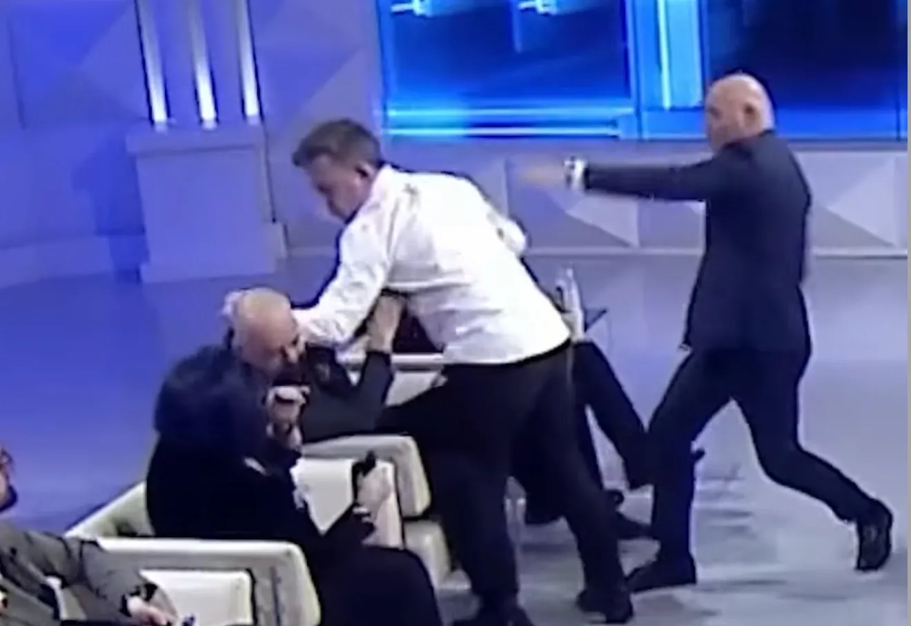 Berat Buzhala iu sul tek “Opinion”, Albatros Rexhaj: S’më ka goditur