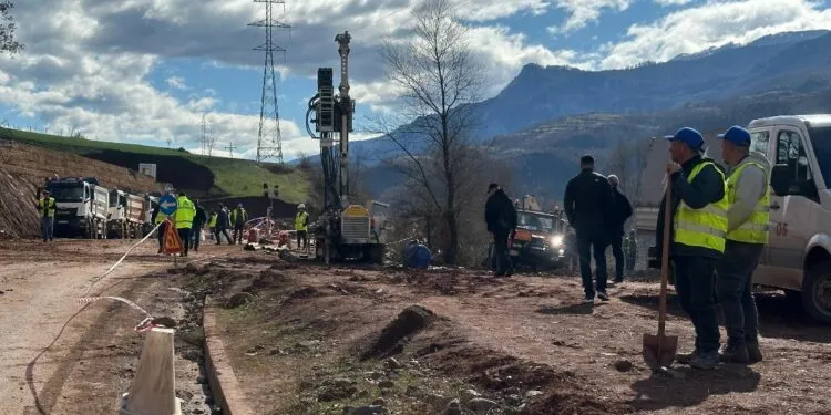 Rrëshqitjet masive në Dragostunjë, Librazhdi mbetet në terr