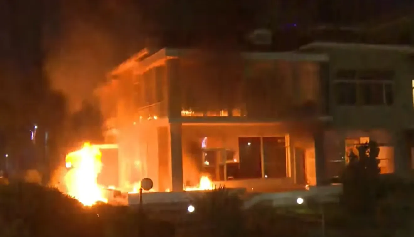 Protesta me molotovë dhe vendosja e flakës së vilës së ish-diktatorit, arrestohen 4 persona! Procedohet deputeti i PD