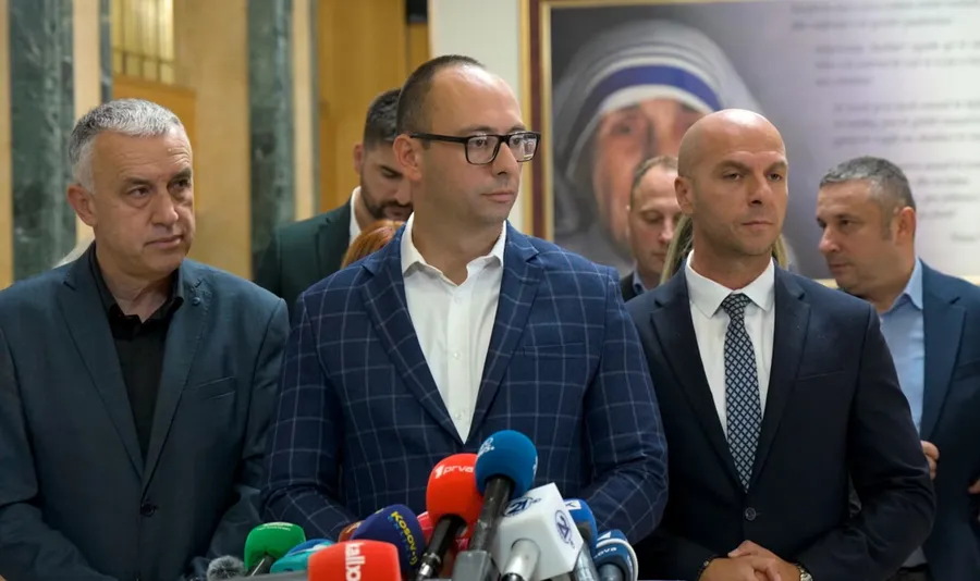 Analiza e REL: A mund të izolohet Lista Serbe nga Vetëvendosja?