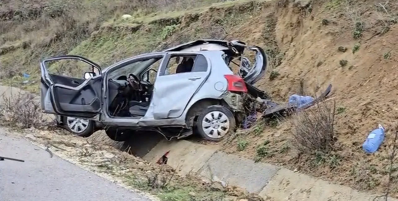 Aksident i rëndë në Vlorë, plagoset një vajzë! Dy mjetet shkatërrohen pas përplasjes