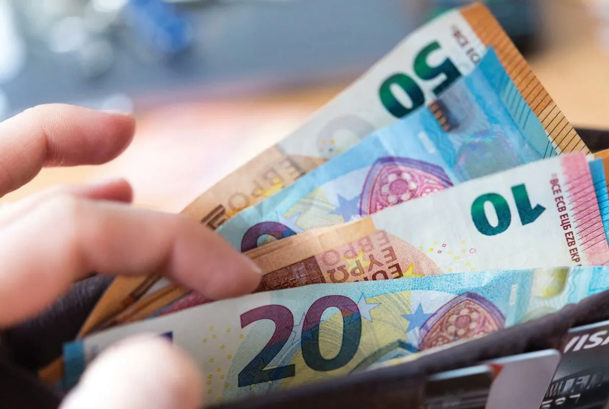 Rënia e Euros, nga turizmi dhe paratë e pista