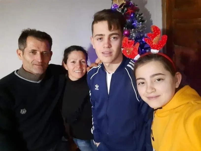 Humbën jetën tragjikisht në Itali, u jepet sot lamtumira e fundit 4 anëtarëve të familjes Kola