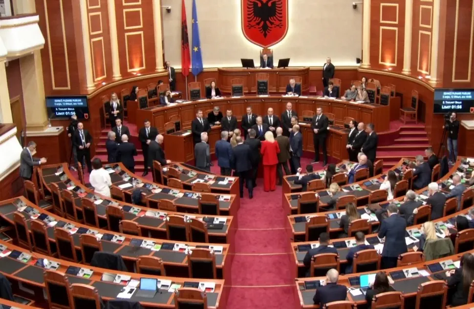 Berisha akuza socialistëve në Kuvend: Një grup njerëzish që mbrojnë vithet e Belindës! Jeni maska e Lubisë