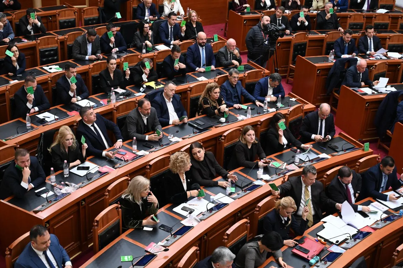 Nismat ligjore të opozitës rrëzohen ose futen në kalendat greke të Kuvendit