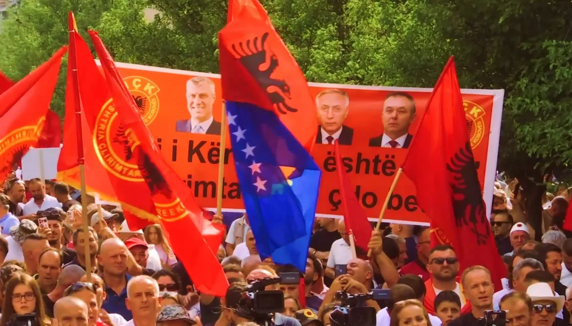 18-vjetori i shtetësisë gjen Kosovën mes festës dhe protestës