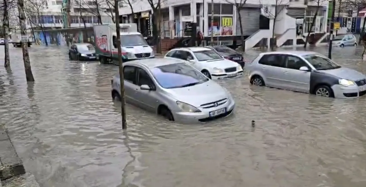 Rikthehet tmerri/ Durrësi sërish nën ujë