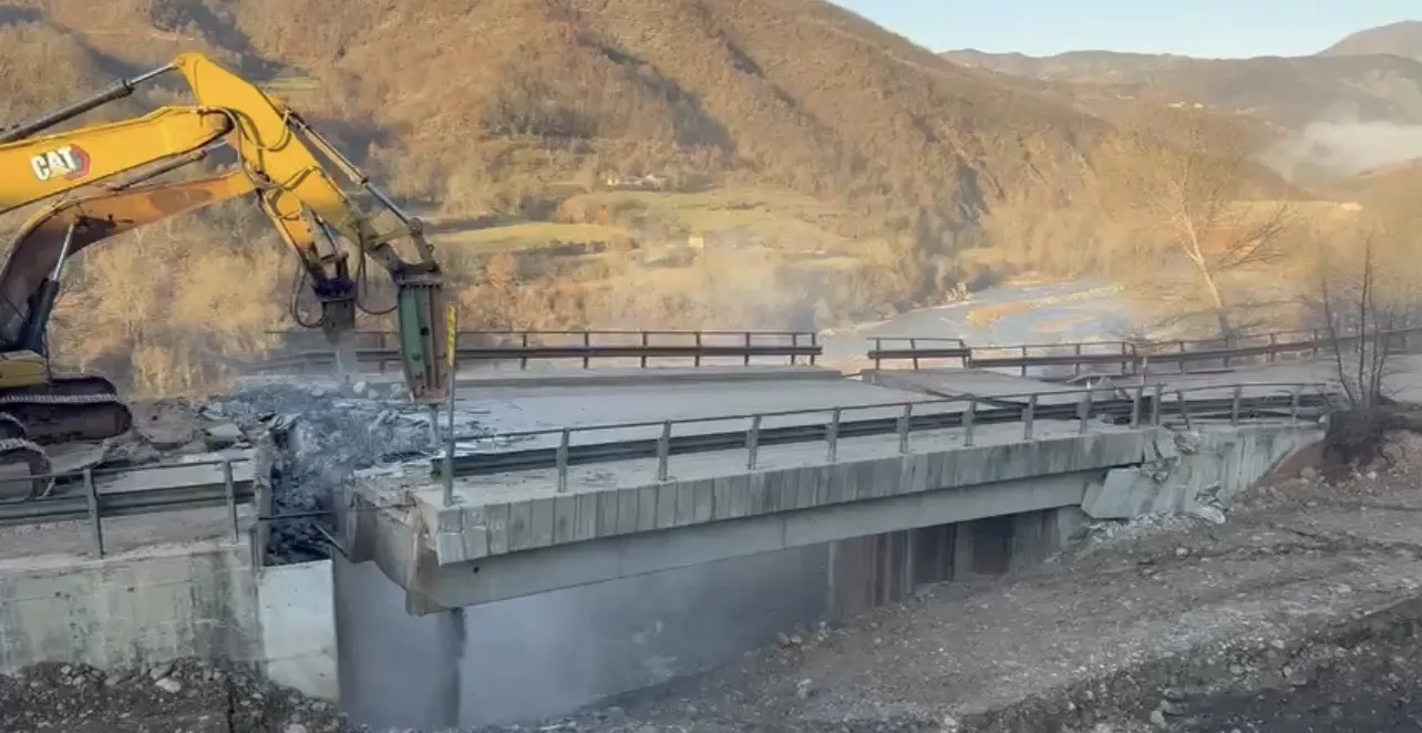 U shkatërrua nga rrëshqitja e tokës, shembet ura e Dragostunjës