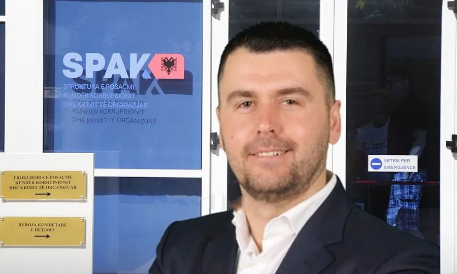 Vetëdorëzohet në polici kryebashkiaku i Rrogozhinës Edison Memolla