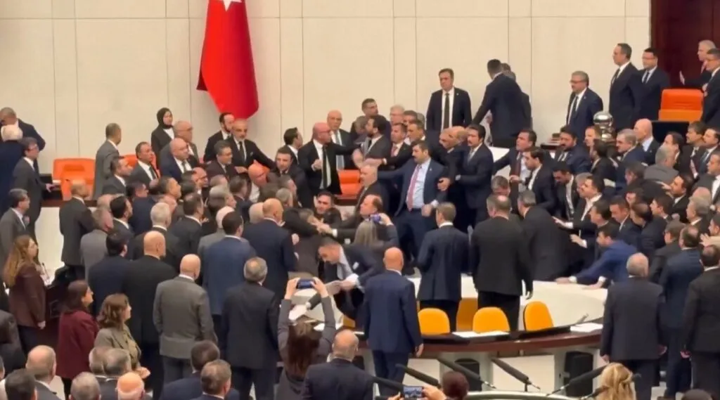 Përleshje në sallën e parlamentit turk (VIDEO)
