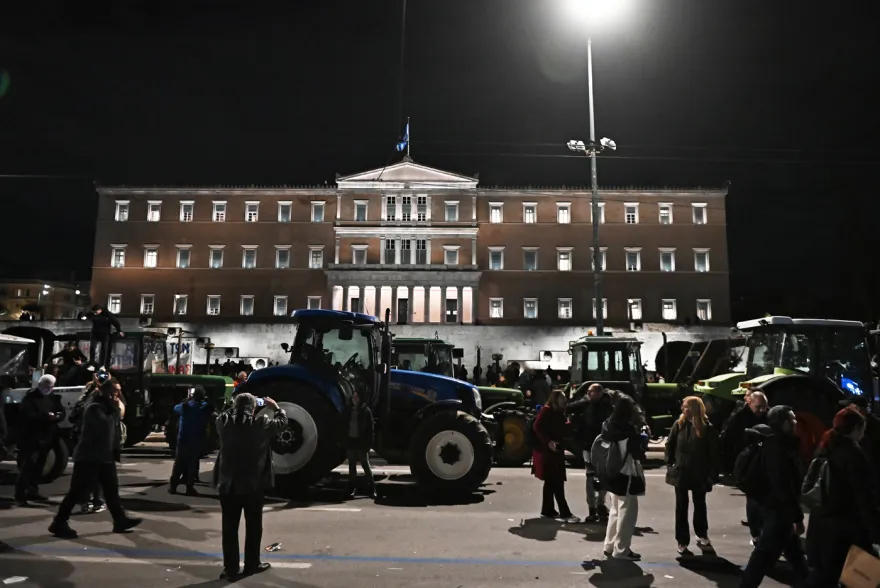 Fermerët grekë bllokojnë Athinën/ Protestë për çmimet dhe subvencionet