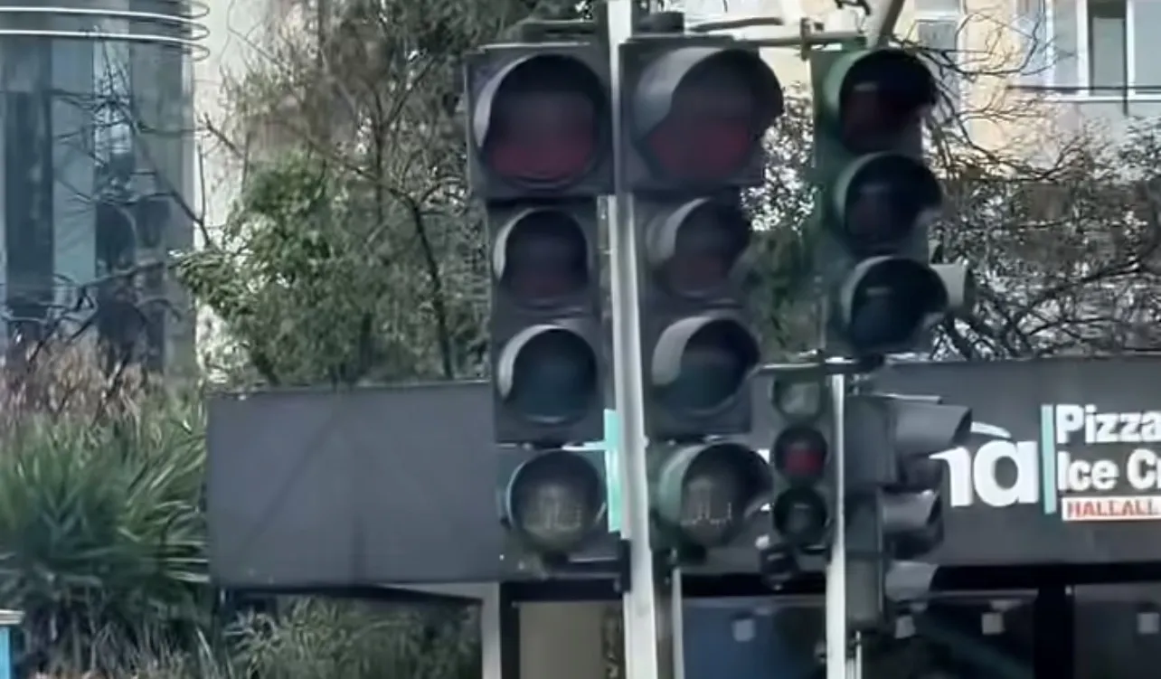 VIDEO LAJM/ Fiken semaforët në Tiranë, qyteti kaos në trafik