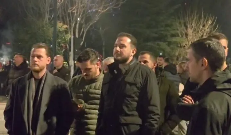 Ervin Salianji i bashkohet protestës së opozitës para Kryeministrisë