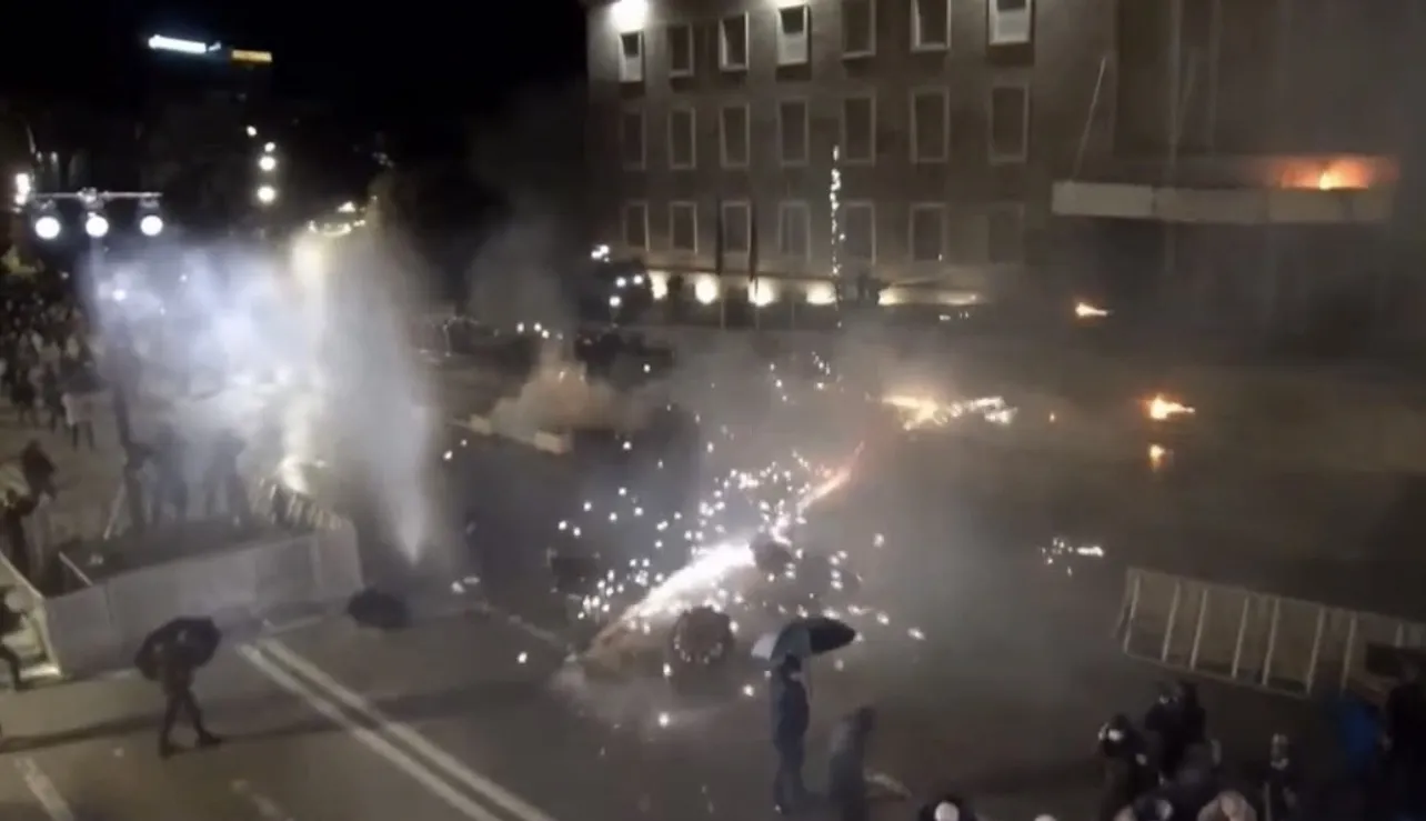 VIDEO/ Tym e zjarr para Kryeministrisë, policia përgjigjet me ujë