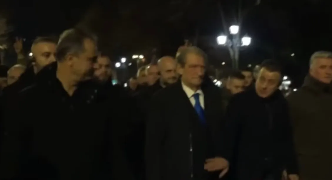 Me Berishën në krye, protestuesit zhvendosen te Kuvendi pas tensioneve me policinë