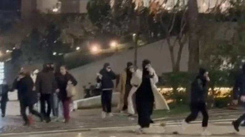 Besimtarët myslimanë dalin me vrap nga xhamia pas hedhjes së gazit lotsjellës