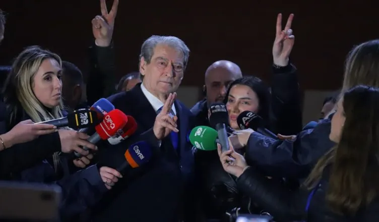 Opozita mbyll tubimin, Berisha akuza dhe mallkime nga selia blu: Zoti ju vraftë, protesta tjetër më e fuqishme