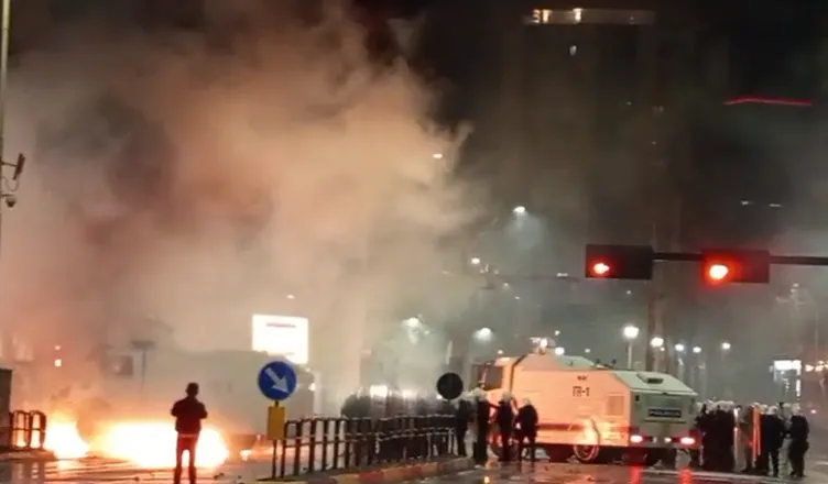 Protesta e opozitës/ 52 persona të shoqëruar nga Policia, 17 të arrestuar dhe 35 nën hetim