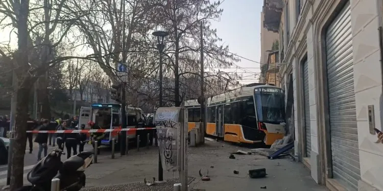 Perplasja  e tramvajit në Milano/ Dy viktima, dhjetëra të plagosur