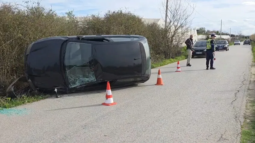 PAMJET/ Aksident i rëndë në Fier, makina përmbyset në rrugë