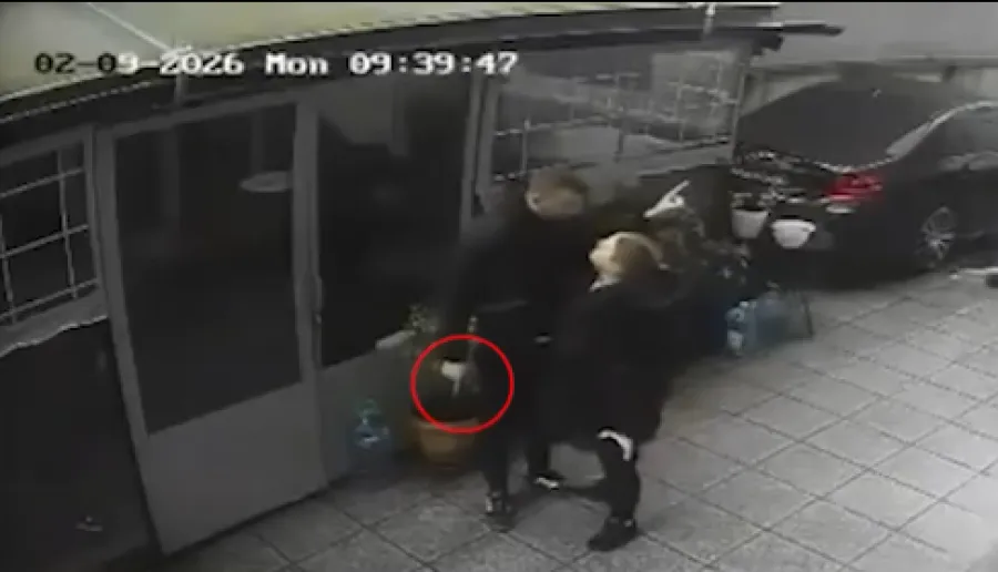 Sherr për parkimin/ Polici i nxjerr armën qytetarit në Laprakë, pezullohet nga detyra