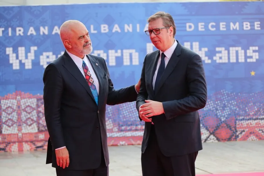 Sa herë që Vuçiqi është i izoluar, Rama i del në ndihmë (madje edhe në dëm të Kosovës)