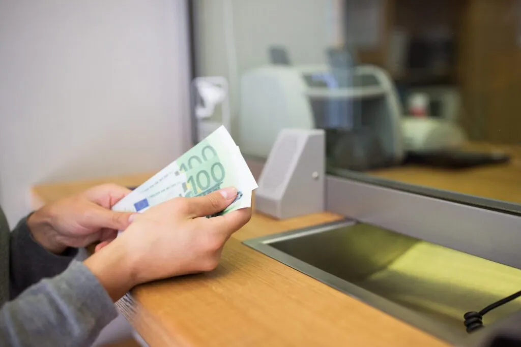 Kursi Euro – Lek arrin minimum të ri historik në 96.41 lekë