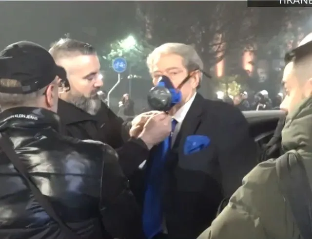 Me syze dhe maskë kundragaz/ Berisha udhëheq protestuesit