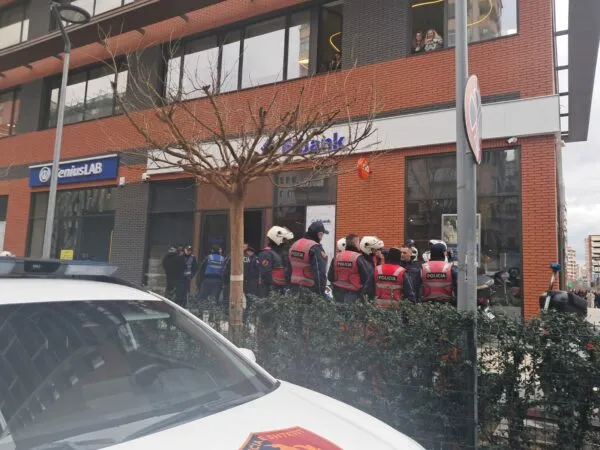 Grabitet me kallashnikov një bankë në Tiranë