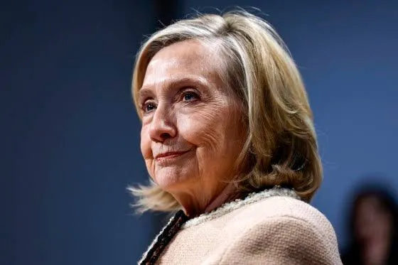 Clinton mohon lidhjet me Epstein: Është teatër politik