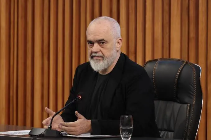 Ish-ministri socialist sulmon Ramën për ndryshimet ligjore për pezullimin nga detyra