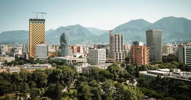 Hyn në fuqi udhëzimi për rivlerësimin: Zbritje 1% për çdo vit përdorimi për apartamentet