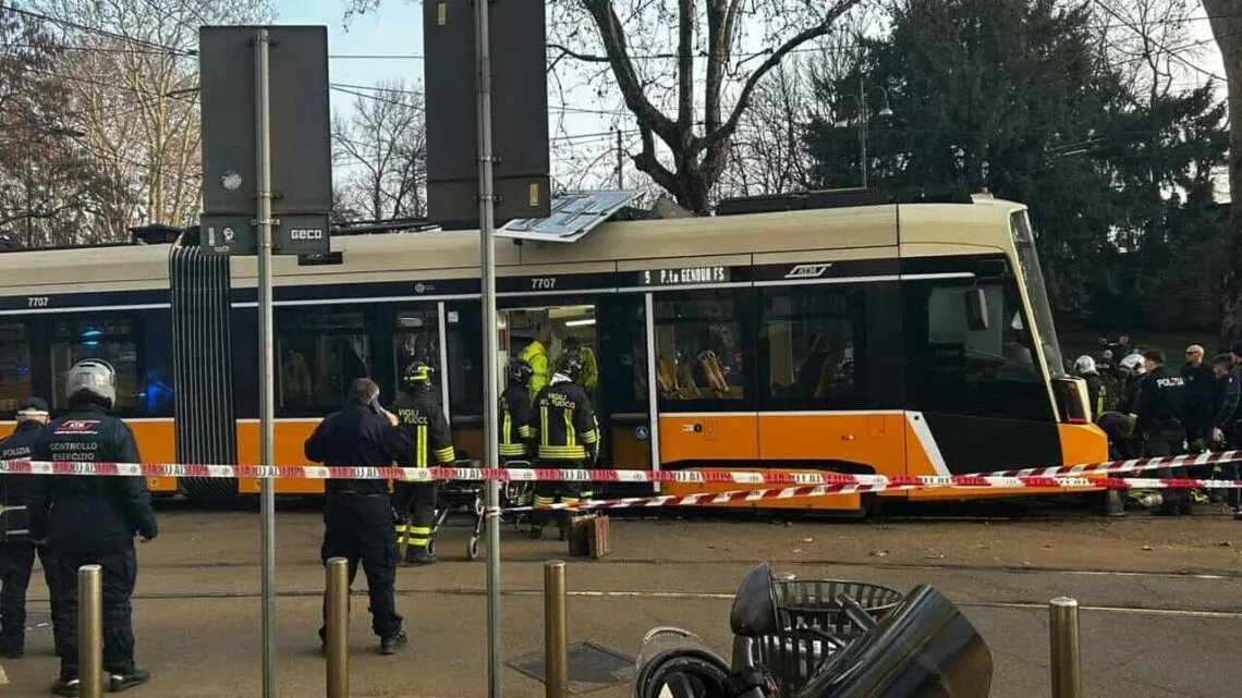 Tramvaji del nga shinat në Milano, disa të plagosur